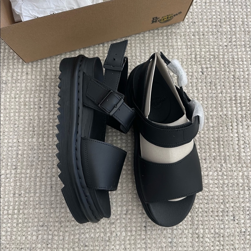 Dr. MARTEN’S LEATHER STRAP SANDAL